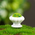 Miniatur weißer Blumentopf mit Relief und grünem Moosball für Puppenhaus-Dekoration - Stil D