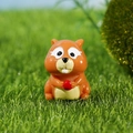 Miniatura scoiattolo in resina con frutto rosso, statuetta decorativa per scrivania - Stile con Pigna (D)