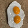 Imán de nevera realista con doble yema de huevo y acabado en resina brillante - Huevo de Doble Yema / Blanco