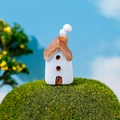 Casa miniatura de resina con paredes blancas y techo marrón para decoración de micro paisajes - Estilo B