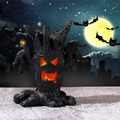 Halloween monsterboom decoratie met gloeiende ogen en mond op een mystieke nacht achtergrond - Stijl A