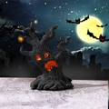 Griezelige Halloween monsterboom van hars met gloeiende oranje ogen voor decoratie - Stijl C