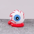Miniatura di bulbo oculare per Halloween con iride blu e vasi rossi su base insanguinata - N.3 Bulbo Oculare Horror