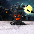 Halloween treant beeldje met gloeiende oranje ogen en gedetailleerde schorsstructuur - Stijl D