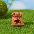 Miniatur-Harzsackfigur in Braun mit detaillierten Samen und roter Schleife für Deko - Getreidesack mit Schleife (Stil B)
