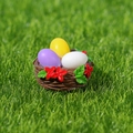 Miniatura di nido pasquale in resina con uova colorate e fiori sull'erba verde - Uovo Di Pasqua A Forma Di Fiore Rosso
