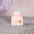 Miniatur-Retro-Fernseher für Puppenhäuser in Rosa mit Hasenantennen auf einem Standfuß - Rosa TV-Schrank Set (Modell H)