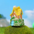 Miniatur-Landhaus aus Harz mit gelbem Strohdach und blauem Wasserfall für Feengärten - Gelbes Reethaus