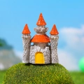 Miniatur-Schlossfigur aus Harz mit orangefarbenen Spitzen für die Feengarten-Dekoration - Dreiturm Schloss