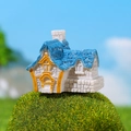 Miniatur Märchengartenhaus mit blauem Dach und Steintexturwänden zur Dekoration - Haus mit blauem Dach