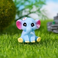 Linda figurita de elefante de resina azul claro con flor rosa para mini jardines - Elefante Sentado con Flor en la Cabeza (Estilo A)