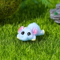 Liegende hellblaue Elefantenfigur aus Harz mit rosa Ohren und floralem Mikrolandschaftsdetail - Krabbelnder Elefant (Stil E)