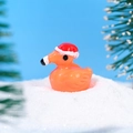 Miniatura di fenicottero in resina con cappello di Babbo Natale su sfondo invernale - Arancione