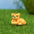 Miniature de tigre en résine jaune sur herbe verte pour décor de micro-paysage - Tigre