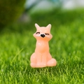 Mini figurine de renard orange pâle assis sur de l'herbe pour décoration DIY - Renard Rose