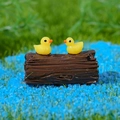 Miniatuur eendjes op realistische hars boomstam voor tuin micro landschap decoratie - Eenden op Hout