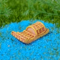 Miniatuur geel bamboevlot figuurtje voor vetplantenlandschap en sprookjestuinen - Bamboe Boot