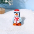Miniatur Weihnachts Pinguin Figur mit roter Mütze und weißer Geschenkbox Deko - Pinguin mit Geschenkbox