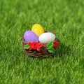 Nido de Pascua en miniatura de resina con tres huevos de colores sobre musgo - Huevo De Pascua De Flor Roja