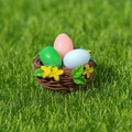 Figura miniatura de nido de Pascua con huevos de resina de colores y flores amarillas - Huevo De Flor Amarilla