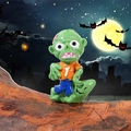 Grüne Zombie Halloween Figur mit orangefarben mit orangefarbenem Shirt auf Holzpodest vor Nachthintergrund - Zombie Puppe Stil (Stil D)