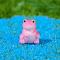 Miniatuur roze kikkerbeeldje van hars voor vetplantentuin en microlandschap decor - Rozerode Kikker