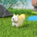 Simpatica statuetta di cane in resina bianca e gialla per decorazioni in miniatura - Stile A