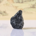 Landschaftsornament aus schwarzem Naturstein mit Zen-Berglandschaft im Hintergrund - Stil C