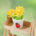 Miniatura per casa delle bambole con fiore giallo e vaso con coccinella - Stile A