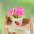 Pianta in miniatura per casa delle bambole con fiori rosa e coccinella su vaso bianco - Stile Rosa (Modello B)