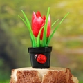 Miniatur rote Tulpe im Topf mit Marienkäfer-Deko auf einem Holzsockel für Garten - Rote Blume Schwarzer Topf (Stil A)