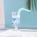 Ciondolo tazza da cocktail in resina blu in miniatura con cannuccia e fragola - Blu
