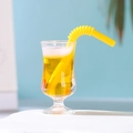 Miniatura di tazza di succo gialla con schiuma bianca e cannuccia gialla per il fai da te - Arancione