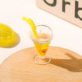 Miniatur-Orangenshake-Modell mit Kiwispalte und Strohhalm für Puppenhaus-Stranddekor - Orange