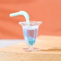 Vaso de jugo de pétalos en miniatura para casa de muñecas con bebida azul y pajita - Azul
