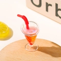 Miniatur Hawaii Cocktailglas mit rosa Fruchtscheiben und rotem Strohhalm für Dioramen - Rot