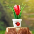 Miniatura di tulipano rosso in resina in vaso bianco con coccinella decorativa - Fiore Rosso Vaso Bianco (Stile E)