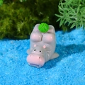 Mini statuetta di ippopotamo in resina che tiene un'anguria verde decorativa - Stile Sdraiato sulla Schiena con Palla Verde (Modello D)