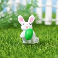 Osterhasen-Figur mit hellgrünem Ei für die Mikro-Landschaftsgarten-Dekoration - Hase mit grünem Ei (Modell D)