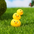 Trois mini canards empilés en résine jaune sur gazon pour décoration DIY paysage - Triple Poussins Jaunes Empilés (Style F)