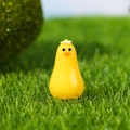 Figurine miniature de poussin jaune avec fleur blanche sur gazon de mousse - Poussin Jaune avec Fleur Jaune (Style J)