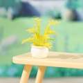 Miniatur-Puppenhauspflanze im weißen Topf mit gelben Korallenblättern aus Harz - Hellgelber Stil (Modell B)