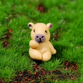 Miniatura de carpincho de resina en crema y púrpura para micro paisajes de musgo - Carpincho Sentado Cubriendo la Cara (C)