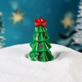 Miniatur-Weihnachtsbaum aus Harz in Grün mit rotem Stern für DIY-Dekorationen - Grüner Weihnachtsbaum