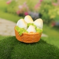 Miniatura di cesto in resina con piccoli panini bianchi e muschio su erba - Cesto di Funghi