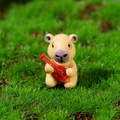 Figura miniatura de Capibara con un laúd para decoración de micro paisajes - Carpincho Tocando el Laúd (F)