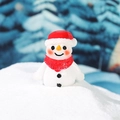 Statuina di pupazzo di neve in miniatura con cappello rosso per decorazioni natalizie - pupazzo di neve natalizio