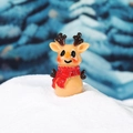 Miniatura di renna natalizia in resina con sciarpa rossa su neve finta decor - Renna di Natale