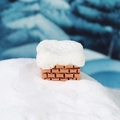 Miniatura di camino in mattoni rossi innevato per decorazioni natalizie fai da te - Muro di Natale