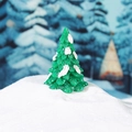 Mini figurine de sapin de Noël vert avec détails de neige blanche et paillettes brillantes - Grand Sapin de Noël